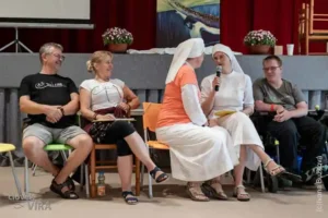 2024 foto letní duchovní obnova - sestry boromejky hrají medvídka Pů a prasátko.